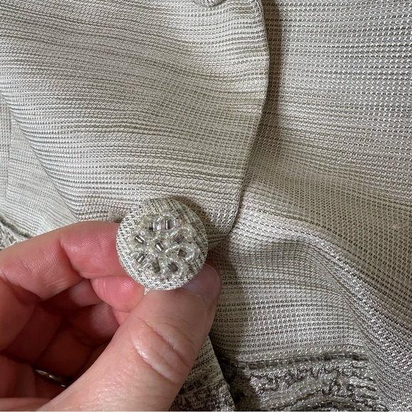 Elegant Women's Cream 2 Piece Suit Size 16 - Picture 3 of 11